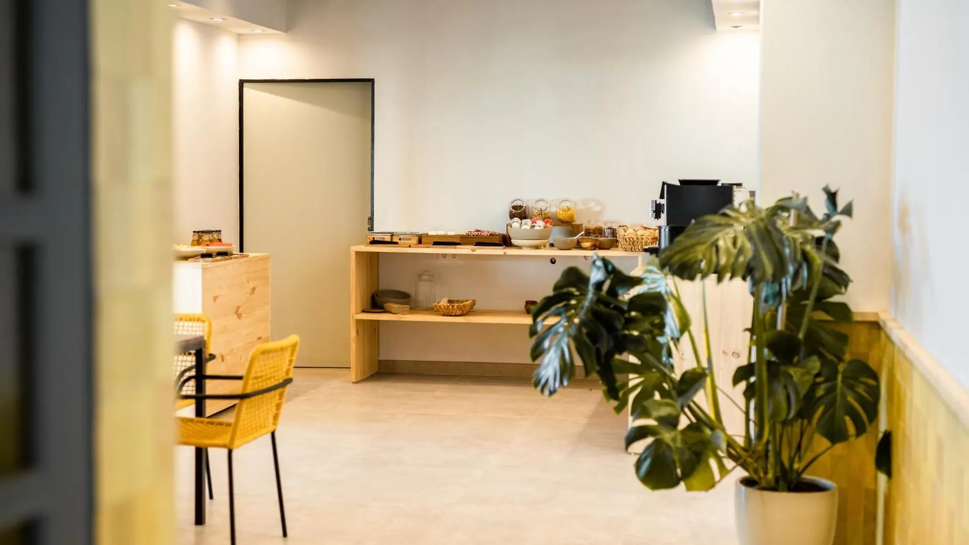 Hostal La Cigueena contacts